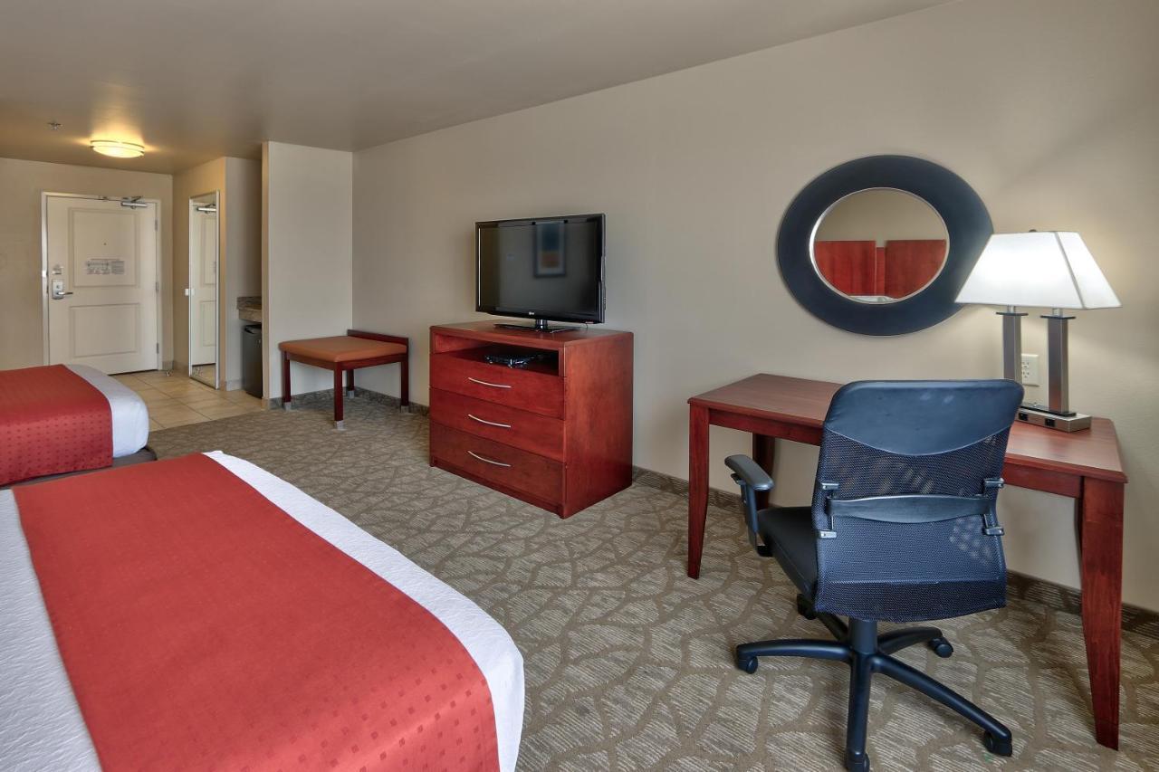 Holiday Inn Roswell By Ihg Стая снимка